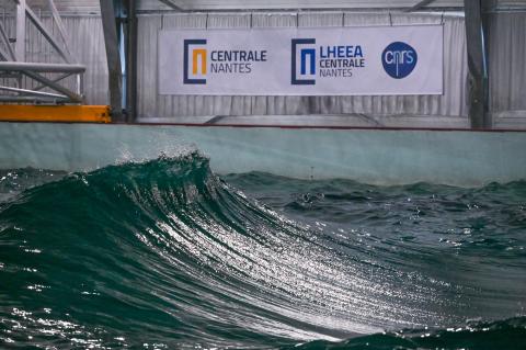 Vague focalisée déferlant dans le bassin d'hydrodynamique et de génie océanique