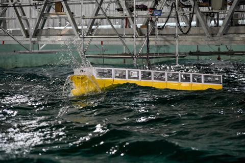 Essais de porte-container segmenté dans le bassin d'hydrodynamique et de génie océanique